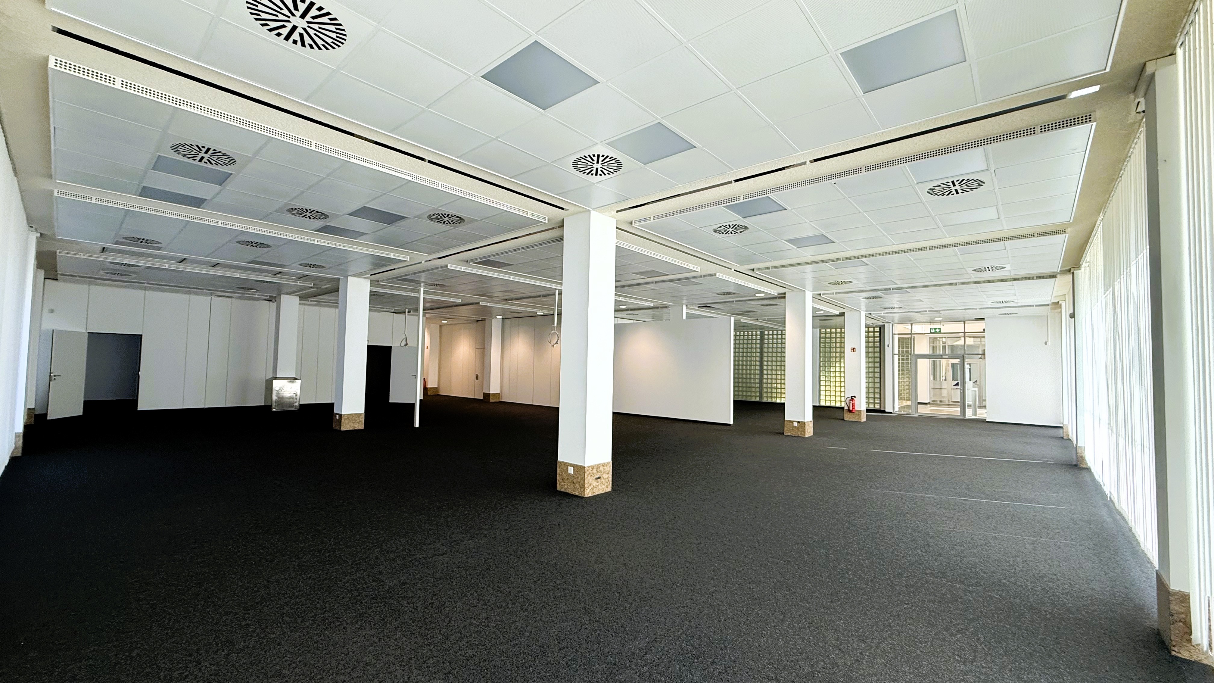 Großzügige offene Büroetage mit Kassettendecke und bodentiefen Fenstern