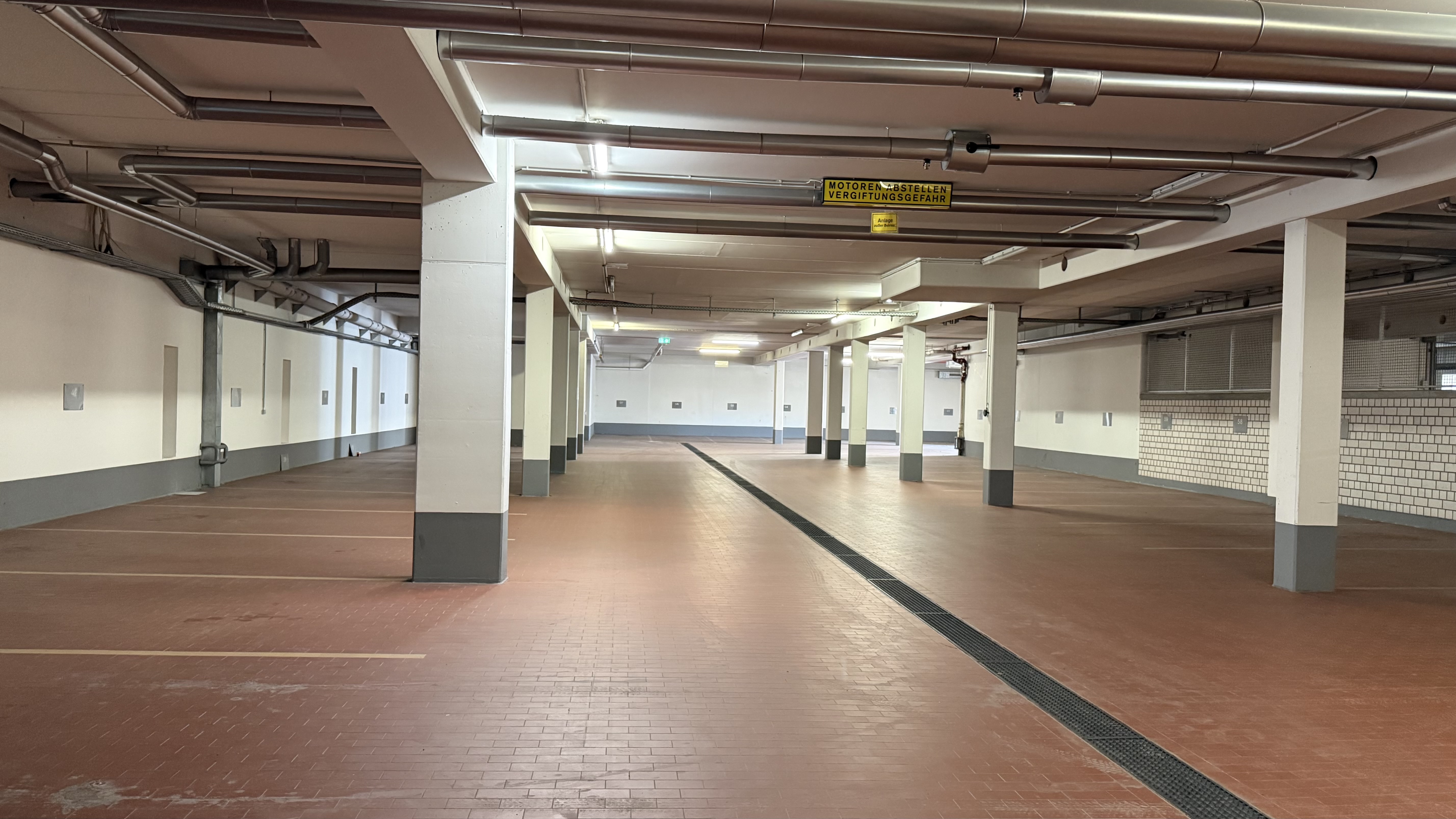 Tiefgarage mit zahlreichen Stellplätzen im Untergeschoss